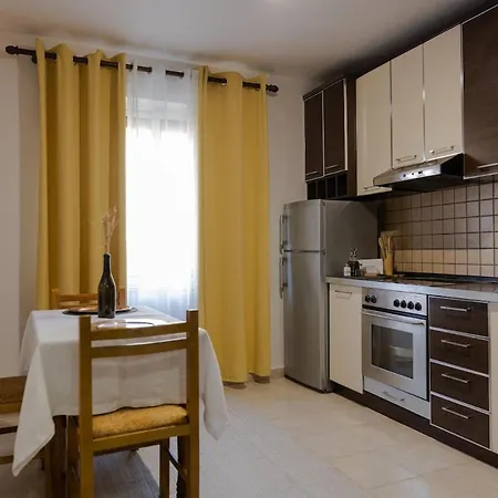 Main Square Apartment *